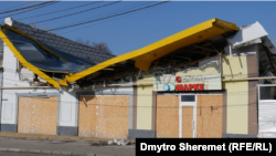 Понівечені внаслідок обстрілів будівлі магазинів у Херсоні, січень 2025 року