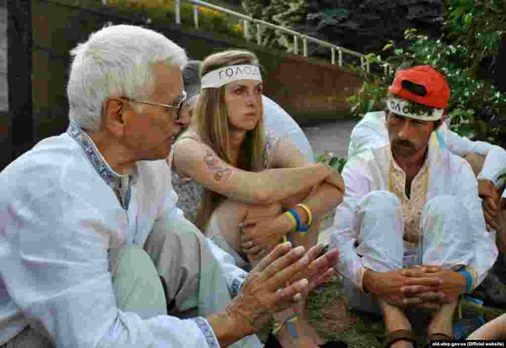 «Мовний майдан». Київ, 2012 рік. Ліворуч – філософ, колишній дисидент і політв’язень Євген Сверстюк. Праворуч – Герой Небесної сотні Олександр Капінос (загинув під час Революції гідності в Києві 19 лютого 2014 року) 