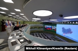 Russian President Vladimir Putin (fifth left) oversees the testing of a Russian hypersonic missile system called Avangard, which can carry nuclear and conventional warheads. (file photo)