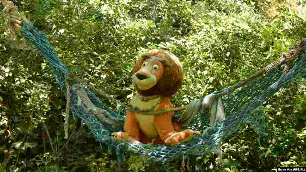 Плюшевий лев «відпочиває» в гамаку