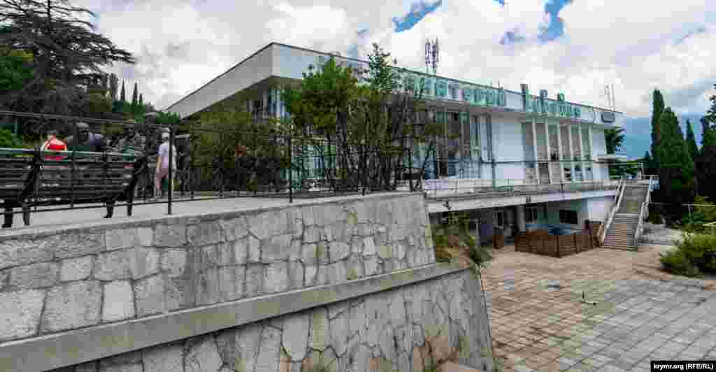 Бронзовый монумент «Большой тройке» (на фото влево) – британскому премьеру Уинстону Черчиллю, американскому президенту Франклину Рузвельту и советскому диктатору Иосифу Сталину – на площадке перед санаторием «Ливадия» открыли в феврале 2015 году. Автор композиции – Зураб Церетели изобразил последнего без головного убора. В действительности же, на знаменитой фотографии по окончании Ялтинской конференции в феврале 1945 года, на Сталине была военная фуражка – так, оказывается, он скрывал свой маленький рост по сравнению с британским и американским лидерами