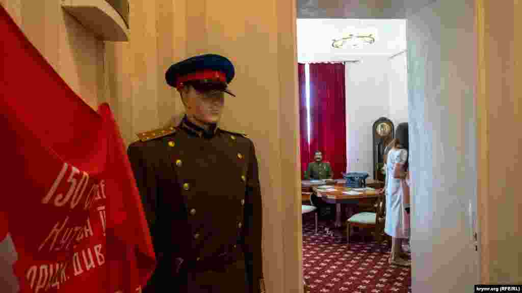 На днях там, на втором этаже дома барона, открылась выставка, посвящённая отдыху Сталина в Ливадии. Оказывается, советский диктатор отдыхал на госдаче№1 (в Ливадийском дворце) дважды – в 1946 и 1948 годах