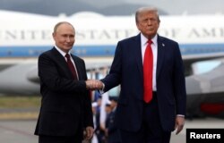 Президент Росії Володимир Путін і президент США Дональд Трамп на злітно-посадковій смузі після прибуття на зустріч в Анкориджі, Аляска, США, 15 серпня 2025 року