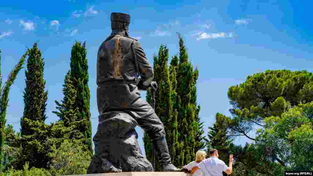 Его сын – император Александр III заметно «вспотел». Памятник императору в парке Ливадийского дворца-музея торжественно, с участием российского президента Владимира Путина, открыли в ноябре 2017 года