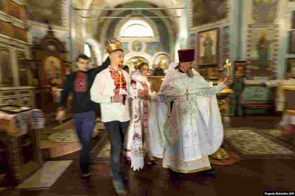 Украинский военный с позывным «Карп» и волонтер Анна венчаются в Харьковской области 24 июля. Свадебный бум в Украине имеет исторический прецедент. В разгар Второй мировой войны в 1942 году в Соединенных Штатах за 12 месяцев было зарегистрировано 1,8 миллиона браков, что на 83% больше, чем десятилетием ранее.