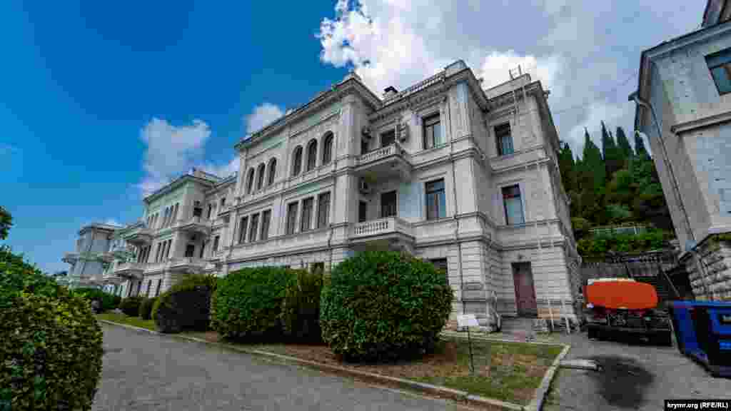 Главный исторический корпус санатория «Ливадия», который до большевистского переворота был составной частью царской резиденции, теперь без признаков жизни. По словам работников дворца-музея, учреждение в этом году не работает. До недавнего времени это была единственная в Крыму здравница, где проводилось реабилитационное лечение постинфарктных больных. В 2018 году российский бизнесмен Константин Малофеев приобрел санаторий на торгах за 509,6 миллиона рублей. Ему, в частности, достались все здания здравницы, оборудование и мебель, а также объекты культурного наследия – «Прачечная с комнатой для утюга», «Малый служебный дом» и «Дом в свитском»