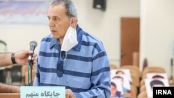 در تصاویری که از جلسات دادگاه جمشید شارمهد منتشر شده، وی به وضوح در شرایط روحی نامناسبی دیده میشود