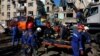 Echipele de salvatori intervin la o clădire care a fost lovită de una dintre bombele rusești.