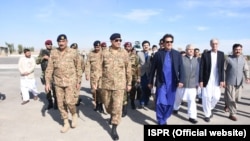 د پاکستان د پوځ ویاند وايي په سیاسي چارو کې لاسوهنه نه کوي خو یوشمېر ګوندونو تور پورې کاوه چې عمران خان د پوځ په مرسته واکمن شوی وو - انځور له ارشیفه