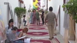 د مراکش د رباط ښار لارو کوڅو کې خلک انځورګري کوي د مراکش د رباط ښار لارو کوڅو کې خلک انځورګري کوي