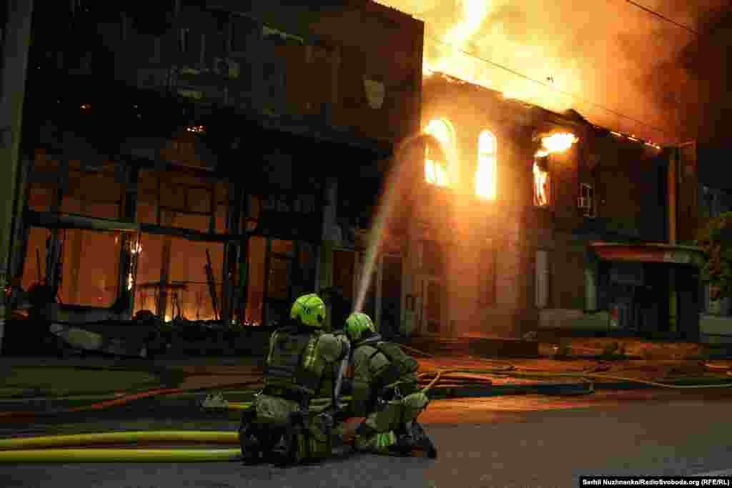 Pompierii din Kiev încearcă să stingă un incendiu provocat de atacurile rusești.