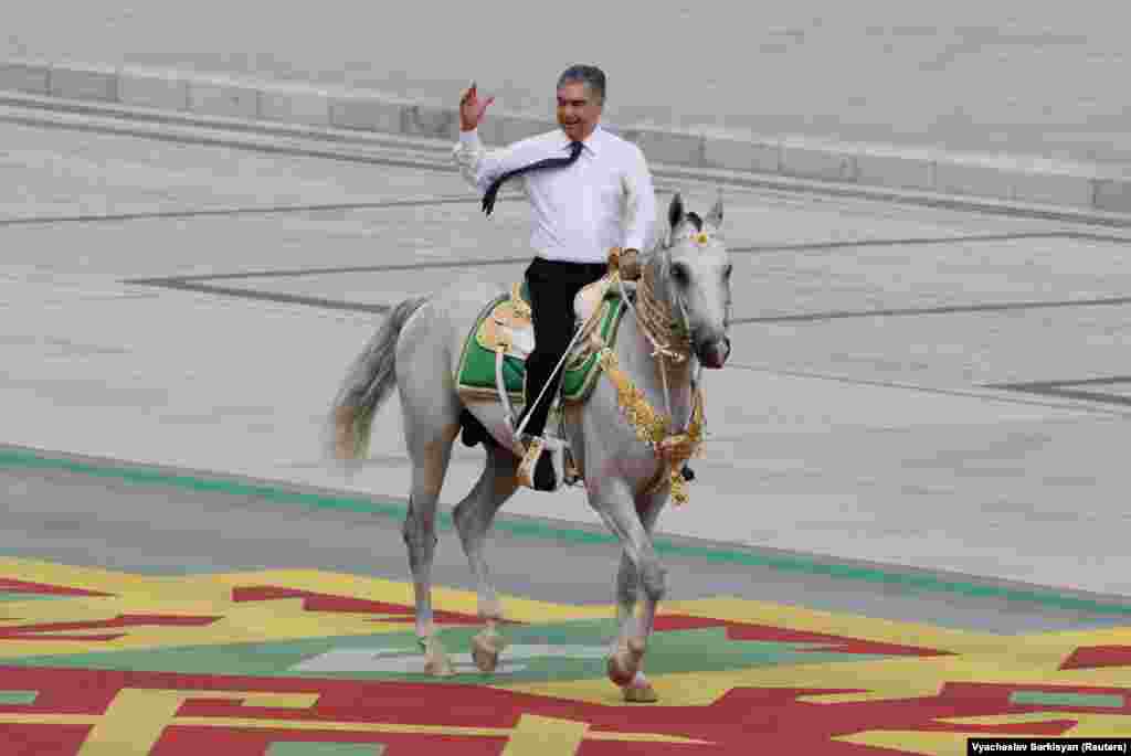 Президент Туркменистана Гурбангулы Бердымухаммедов едет на лошади во время парада, посвященного Дню независимости, в Ашхабаде 27 сентября