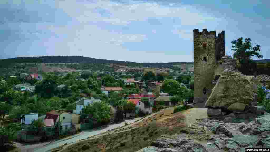 Стены венчали зубцы, надежно оберегавшие гарнизон от обстрела. Во внешнем поясе обороны крепости располагалось 14 башен на Крепостной горе и одна – в районе порта. Двенадцать из них до сих пор высятся над стенами, одна стоит отдельно, а от двух остались только фундаменты. В крепость вели трое ворот, до наших дней дошли лишь Главные