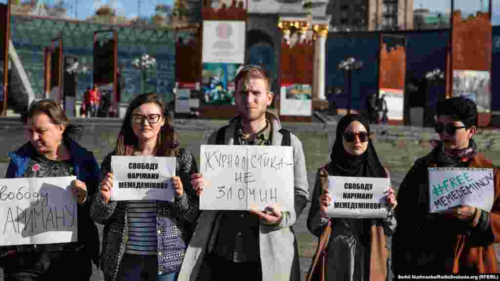 «Сегодня он выступает с последним словом и мы: коллеги, просто неравнодушные люди, активисты, правозащитники решили сюда прийти и поддержать. Чтобы он знал, что мы его не оставляем, помним и мы о нем говорим», – рассказал участник акции, украинский журналист Тарас Ибрагимов