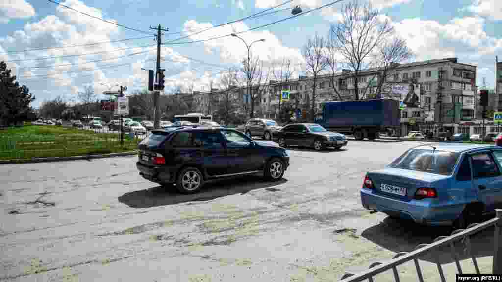 Центральні вулиці Сімферополя теж не в найкращому стані 