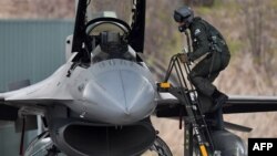 Белгийски пилот се качва на F-16 по време на учение за air-policing в Литва през януари, 2020 г.