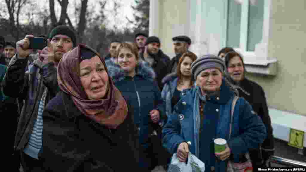 Дружина активіста кримськотатарського національного руху Енвера Муслядінова Фера в сльозах зустрічає родичів фігурантів «справи Веджіє Кашка» після засідання суду