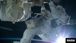 Терри Уэйн Вёртс во время выхода в открытый космос в 2015 году