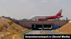 Літак проходить по злітно-посадковій смузі, побудованій для «Бурана»