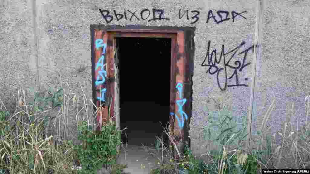 З даху добре видно розташований впритул машинний зал АЕС. Тут повинні були стояти парові турбіни і з'єднані з ними трифазні синхронні турбогенератори ТВВ-1000. Вони повинні були видавати активну потужність 1000 МВт при напрузі 24 тисячі вольтів. Цього вистачило б для електропостачання всього Криму