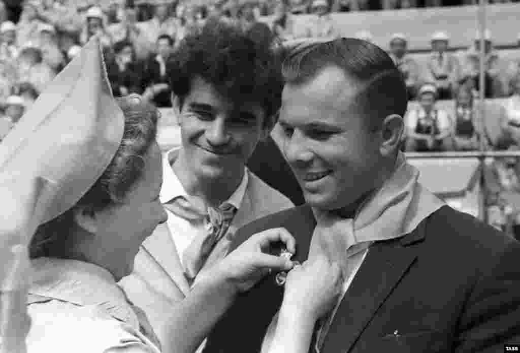 Первый советский космонавт Юрий Гагарин впервые приехал в «Артек» 23 сентября 1961 года. Он был одним из частых гостей – приезжал в лагерь семь раз. В «Артеке» был создан музей «Космос», где хранятся экспонаты, привезенные с орбитальных экспедиций. На фото – летчик-космонавт СССР Юрий Гагарин во время церемонии принятия его в почетные пионеры в «Артеке»