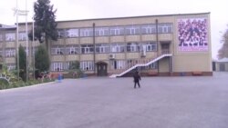 Зани саргардон барои фарзандонаш сарпаноҳ меҷӯяд Зани саргардон барои фарзандонаш сарпаноҳ меҷӯяд