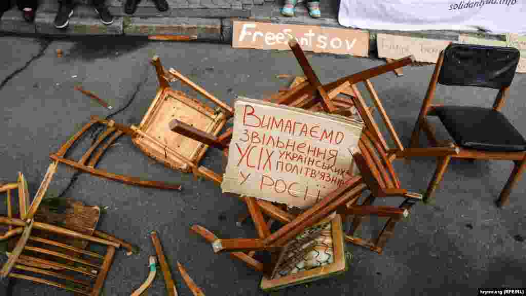 9-й день голодування. Під Адміністрацією президента України акція «Досить сидіти!» Її учасники громили дерев'яні стільці на знак протесту проти бездіяльності українських чиновників