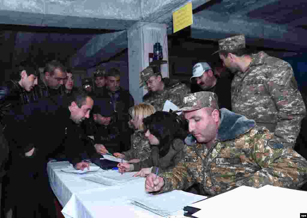 Эрменазул халкъияб бо. Рагъулаб ретIел ва ярагъ бикьи. Ереван, 2-билеб апрель.   