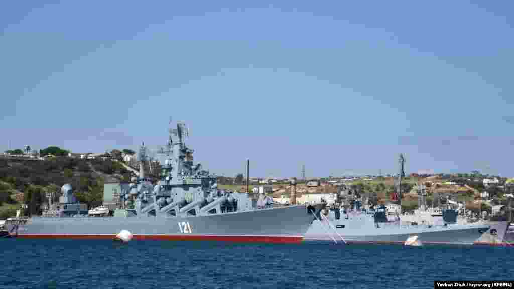 Біля причалів номер 12, 13 і 14 стоять кораблі, що входять до складу 30-ї дивізії надводних кораблів. На передньому плані під номером 121 ракетний крейсер «Москва» Чорноморського флоту Росії