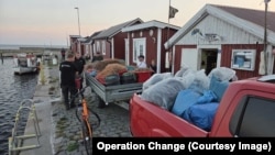 Сбор подаренных Украине рыболовных сетей в шведской деревне Гислёв