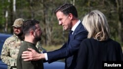 دیدار ولودیمیر زلنسکی (چپ) با مارک روته، نخستوزیر هلند