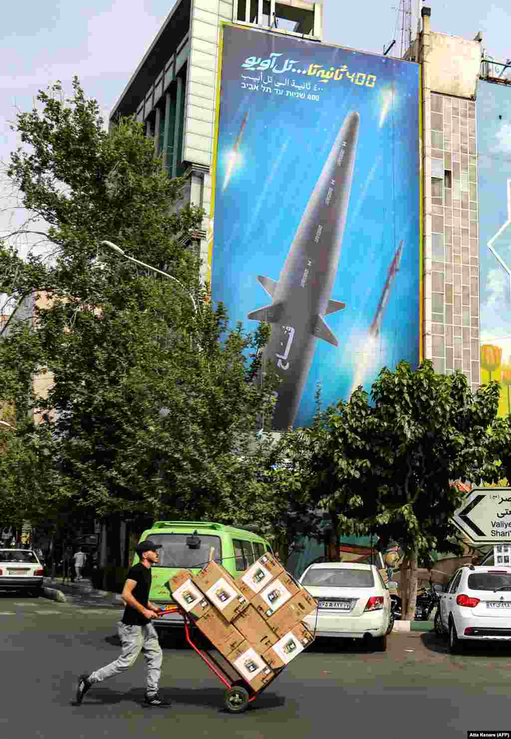 Плакат в Тегерані, що зображує ракету того ж типу, що й Fath-360. Тегеран заперечує факт постачання своїх ракет до Росії, але високопоставлений іранський чиновник Ахмад Бахшайеш Ардестані 7 вересня зробив заяву іранським ЗМІ: «Ми повинні здійснювати обміни, щоб задовільнити наші потреби, в тому числі у сої та пшениці. Частина бартеру передбачає відправку ракет, а інша – військових безпілотників до Росії»