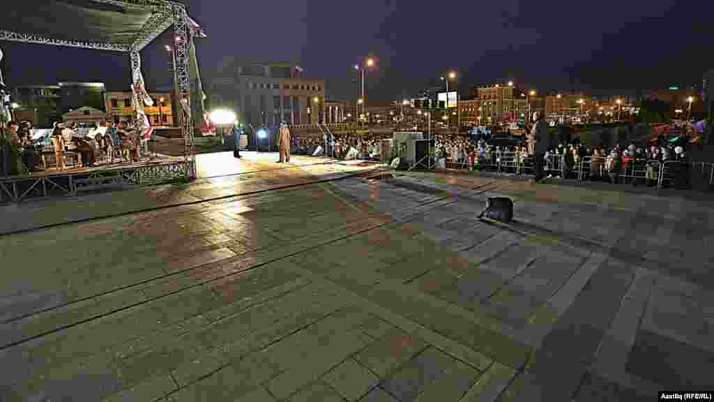 Камал театры каршында яңа сезон ачу тантанасы 