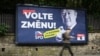 Пішохід проходить повз передвиборчий плакат ультраправої партії, яка закликає чехів «голосувати за зміни»