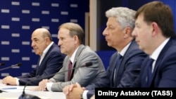 Віктор Медведчук (другий ліворуч) перебуває під вартою, Тарас Козак (праворуч) – за межами України