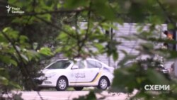 А також поліцейські автівки