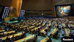 د بېلابېلو هېوادونو استازي د ملګرو ملتونو د عمومي جرګې په تالار کې پر یو قرارداد رایه ورکوي - پخوانی انځور.