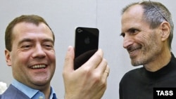 ABŞ - Apple Inc. Baş direktor Stiv Cobsun Rusiya prezidenti Dmitri Medvedevə (sol) iPhone 4 hədiyyəsi, 23 İyun 2010