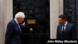 Телефонну розмову з прем’єр-міністром Великої Британії Борисом Джонсоном президент Володимир Зеленський провів 5 квітня, перебуваючи з офіційним візитом у Катарі