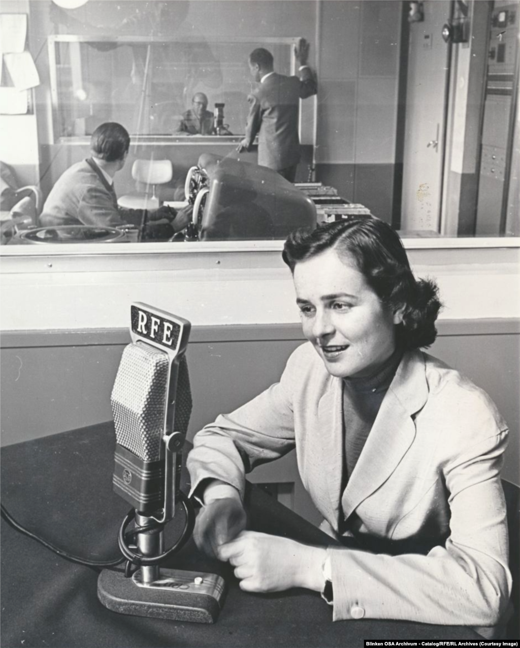 Un prezentator maghiar într-un birou Radio Europa Liberă (RFE) din München, Germania, în 1955.Radioul american începuse să emită cu cinci ani înainte, la 4 iulie 1950.