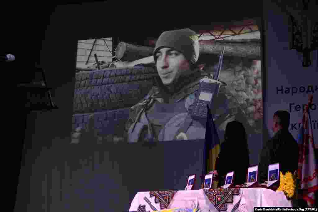 Нагороди народним героям вручали волонтерка Олена Шевцова та батько героя Небесної сотні Устима Володимир Голоднюк. На фото 23-річний капітан Андрій Кизило. Він мав позивний «Орел», був заступником командира одного з батальйонів 72-ї окремої механізованої бригади. Загинув 29 січня 2017 року в боях під Авдіївкою