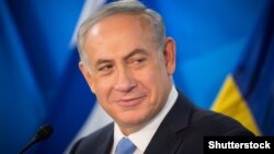 Прем’єр-міністр Ізраїлю Біньямін Нетаньягу на тлі українського прапора під час візиту до Ізраїлю президента України Петра Порошенка, 22 грудня 2015 року