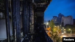 კიევზე რუსული დრონებითა და რაკეტებით შეტევის შედეგად დამწვარი მრავალბინიანი სახლის ნაწილი(საილუსტრაციო ფოტო არქივიდან)