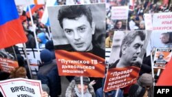 Акси Борис Немтсов дар дасти роҳпаймоён. 29-уми феврали 2020