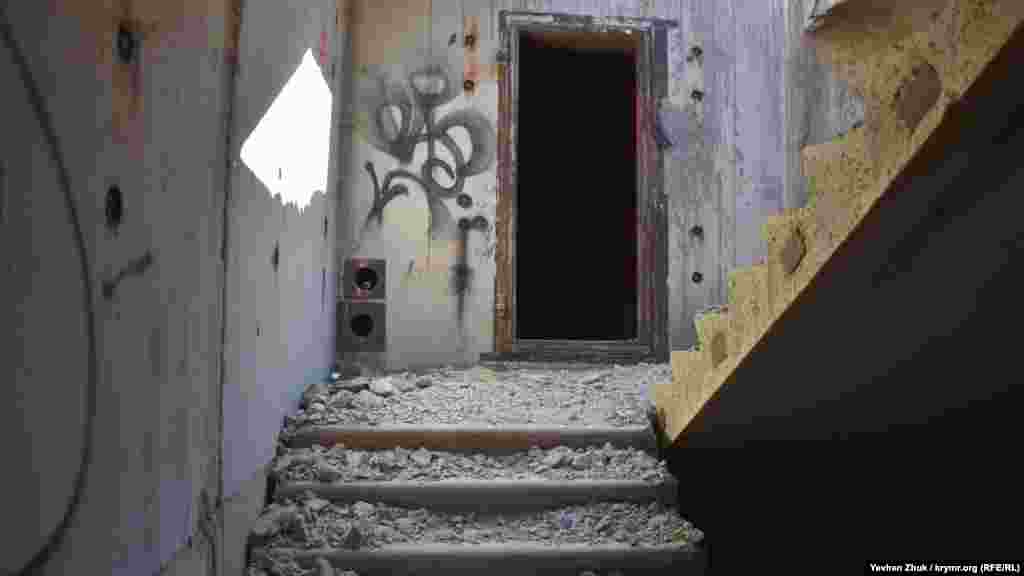 Найцікавіше відвідати будівлю першого енергоблоку, але такий візит пов'язаний з низкою небезпек. Там можна провалитися у технологічні отвори в підлозі, впасти в шахту ліфта або з даху, поранитися об гострі краї порізаного металу і таке інше