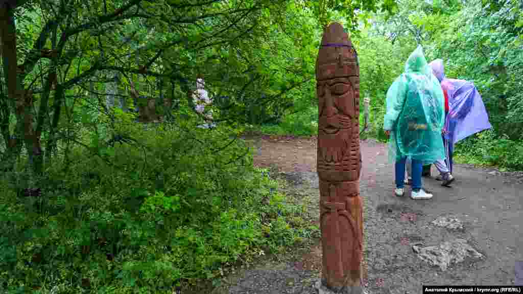 Дерев'яні ідоли на стежці до «Храму сонця»