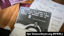 На архівному знімку Бекір Умеров у себе вдома в селищі Кримськ (Краснодарський край) під час голодування. На стіні за ліжком – агітаційний плакат із цитатою Леніна про право націй на самовизначення