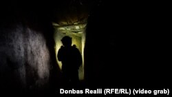 Боєць в укритті після повернення з бойового виходу