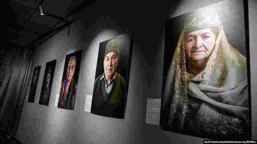 Люди на цих портретах – живі свідки сталінського режиму. Багато з них досі пам'ятають події 18 травня в найдрібніших деталях, хоча були тоді ще зовсім маленькими