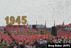 Porumbei, simbol al păcii, sunt eliberași la sfârșitul paradei militare din Piața Tiananmen din Beijings. 3 septembrie 2025.